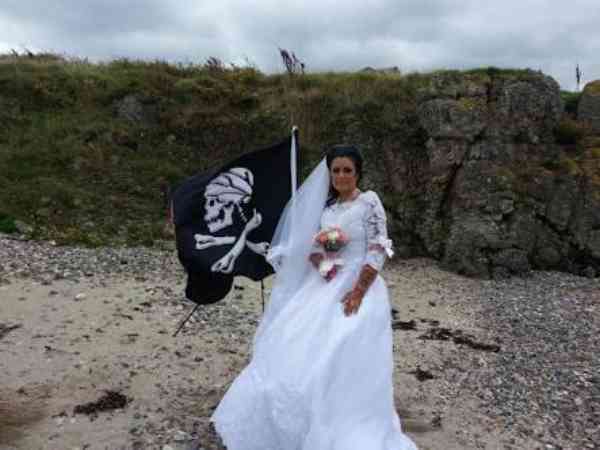Wanita ini nekat menikah dengan hantu bajak laut, ada-ada saja! 