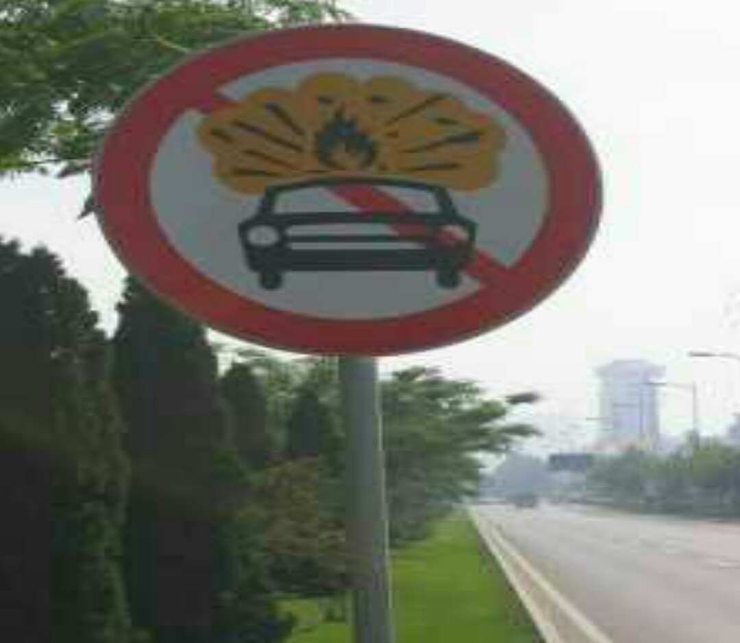 10 Tanda jalan ini aneh banget, nggak habis pikir deh!