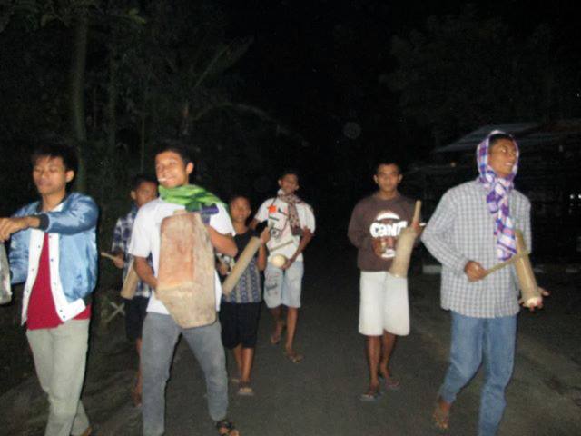 memukul kentongan
