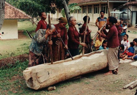 MENUMBUK LESUNG