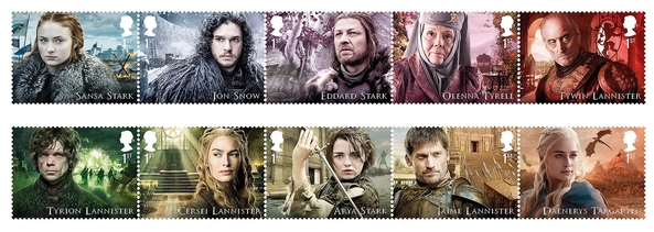 ( foto: https://winteriscoming.net/2018/01/23/game-of-thrones-stars-pose-with-their-new-royal-mail-postage-stamps/ )