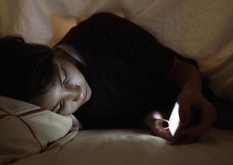 Mengenal sleep texting, gangguan orang yang suka bawa HP saat tidur