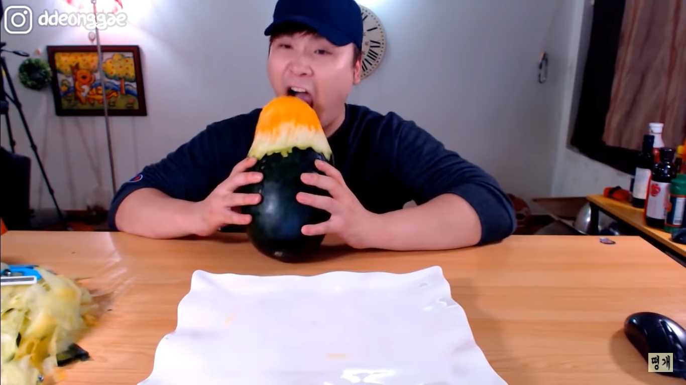 5 Gaya YouTuber mukbang asal Korea ini bikin geleng-geleng