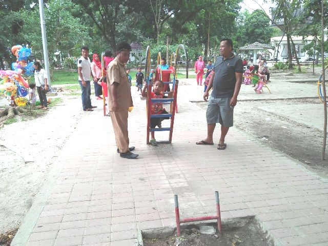 Staf Dinas PRKP menunjukan perosotan anak yang hilang