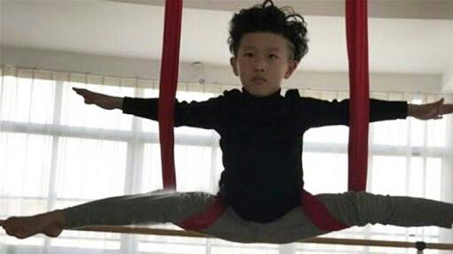 Masih berusia 7 tahun, anak ini sudah jadi instruktur yoga profesional