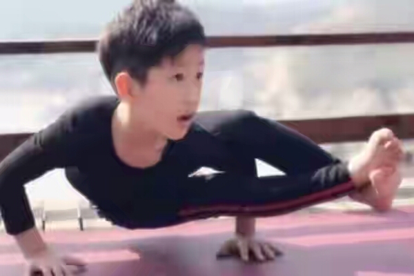 Masih berusia 7 tahun, anak ini sudah jadi instruktur yoga profesional