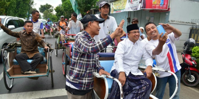 Daftar foto para pesohor yang pernah naik becak