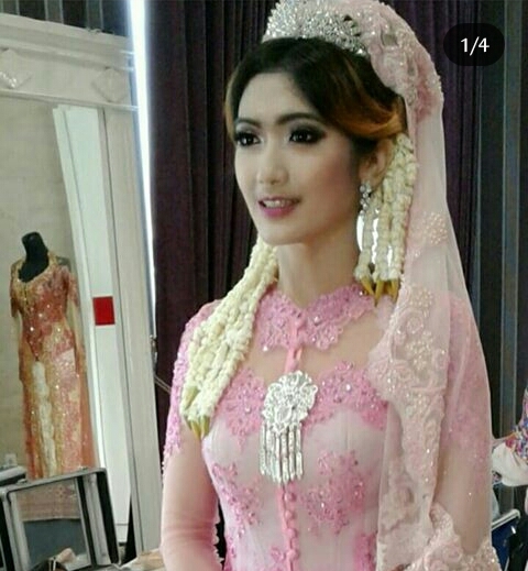 Ini deretan foto mesra Revi Mariska dan suami usai pernikahan