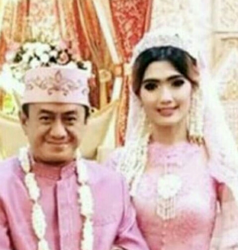 Ini deretan foto mesra Revi Mariska dan suami usai pernikahan