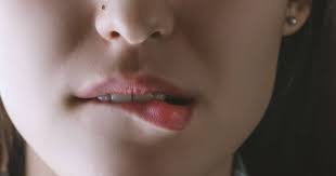 Mengigit Bibir