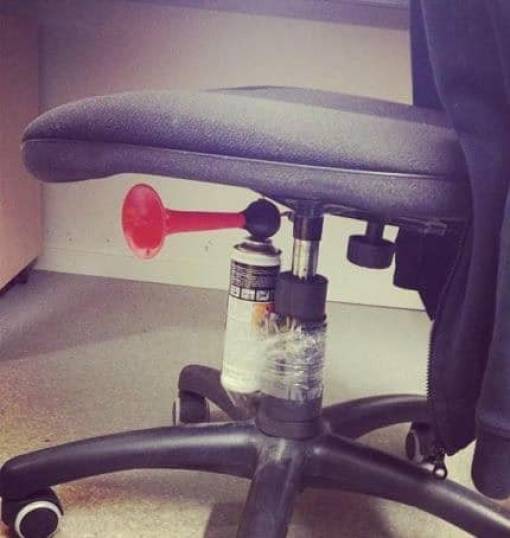 27 Cara ngerjain teman kantor ini jahilnya parah, pernah jadi korban?