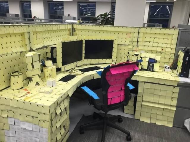 27 Cara ngerjain teman kantor ini jahilnya parah, pernah jadi korban?