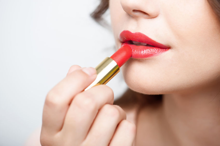 Wow, 5 langkah ini bisa ubah lipstikmu yang patah jadi seperti baru! 