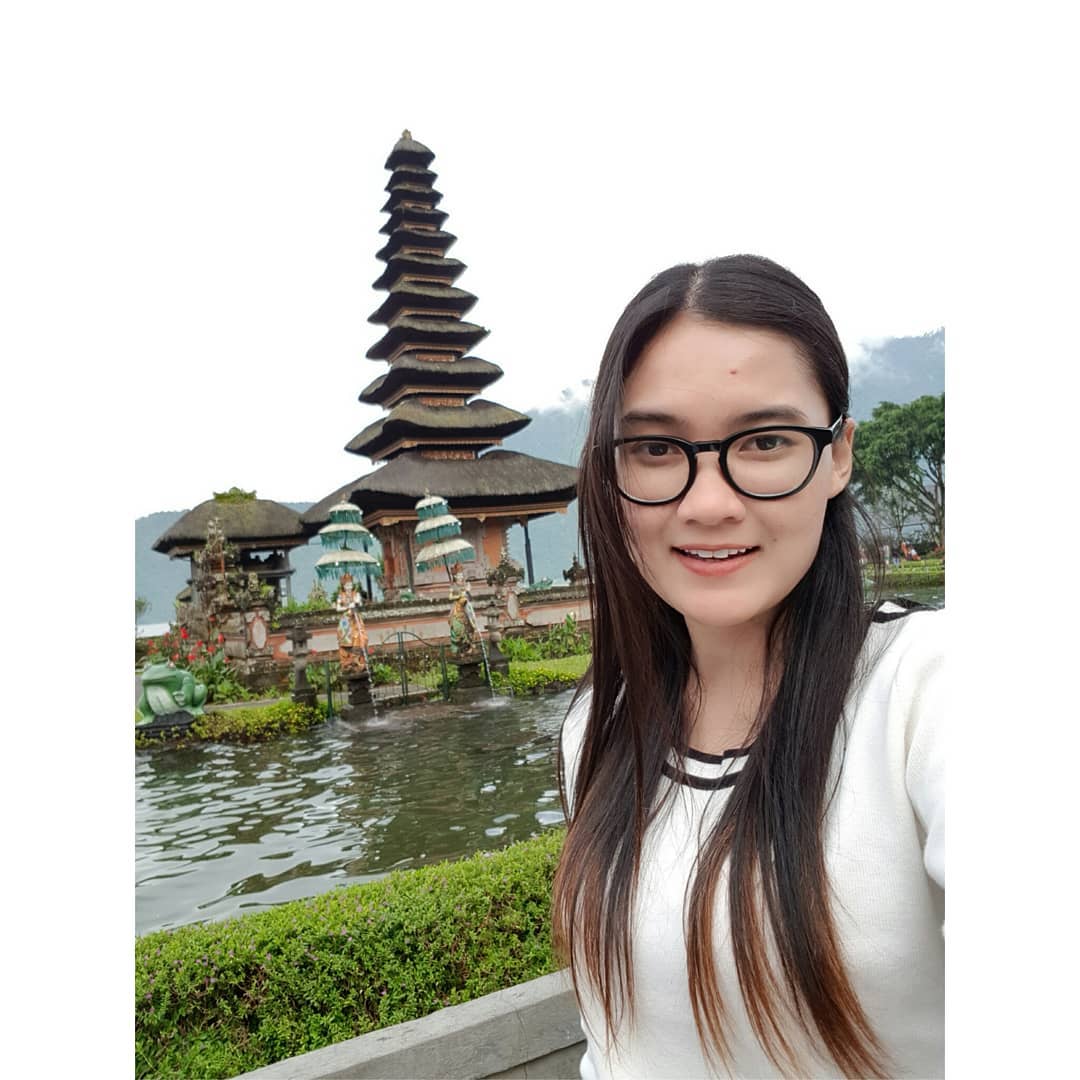 10 Pose Nella Kharisma saat pakai kacamata, cantiknya ...