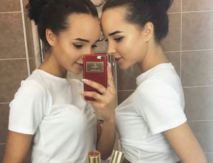 10 Potret selebgram kembar Adel dan Alina Fakhteeva, seksi abis