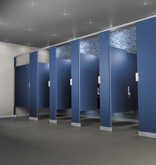 6 Alasan kenapa pintu toilet umum bentuknya cuma separuh