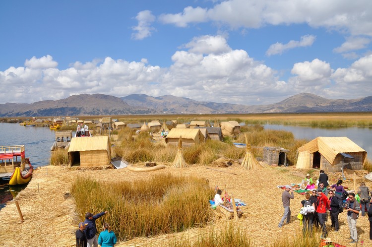 Mengintip Desa Terapung Danau Titicaca yang menakjubkan