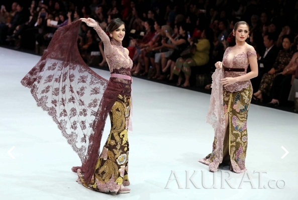 Gaya 8 seleb tampil di Indonesian Fashion Week 2018, ada yang kocak