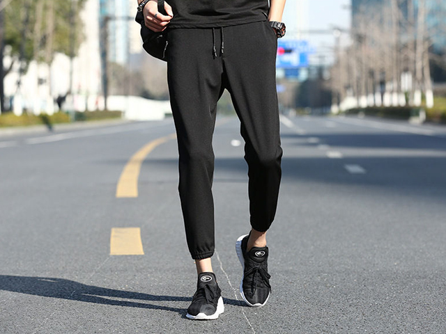 4 Jogger pants ini bisa bikin kamu tampil kece ala Oppa Korea