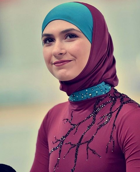 7 Potret cantiknya Zahra Lari, hijaber pertama di ajang ice skating
