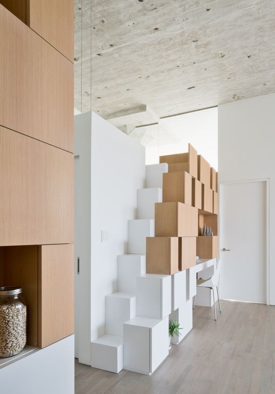 6 Desain tangga ini cocok untuk rumah yang sempit, artistik banget