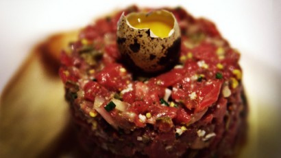 Steak Tartare dengan telur puyuh mentah adalah salah satu makanan yang terbuat dari daging mentah yang dikonsumsi manusia