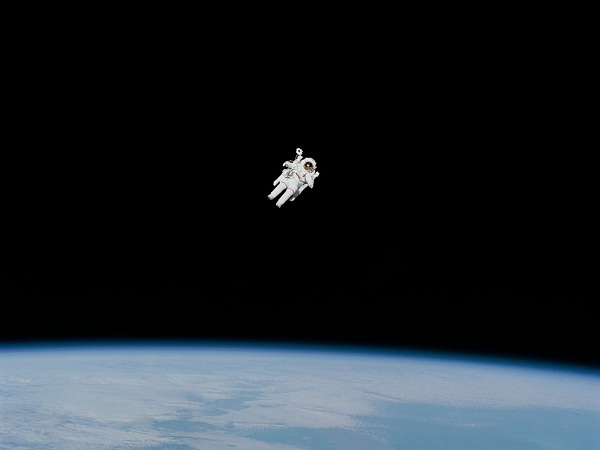 Astronot di luar angkasa