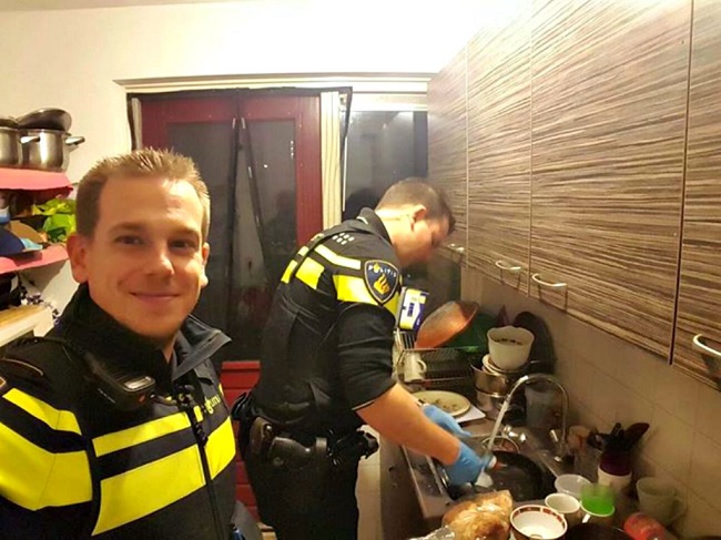 Polis cuci piring