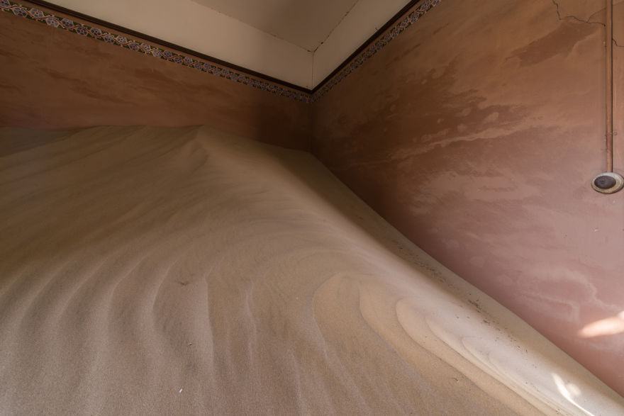 Kolmanskop, kota yang dulu sangat makmur dan kini terkubur pasir