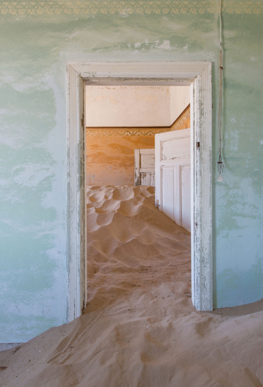 Kolmanskop, kota yang dulu sangat makmur dan kini terkubur pasir