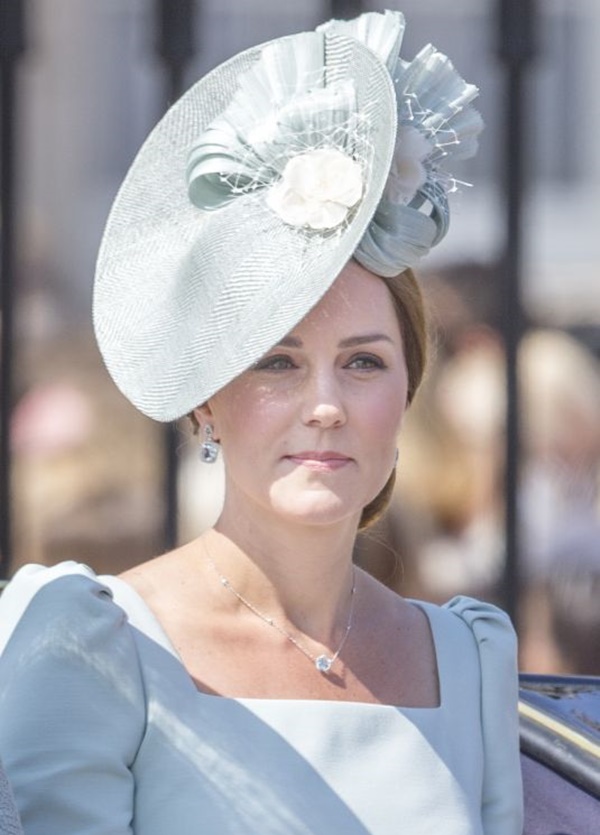 Sumber gambar : http://www.hawtcelebs.com/kate-middleton-at-trooping-the-colour-ceremony-in-london-06-09-2018/