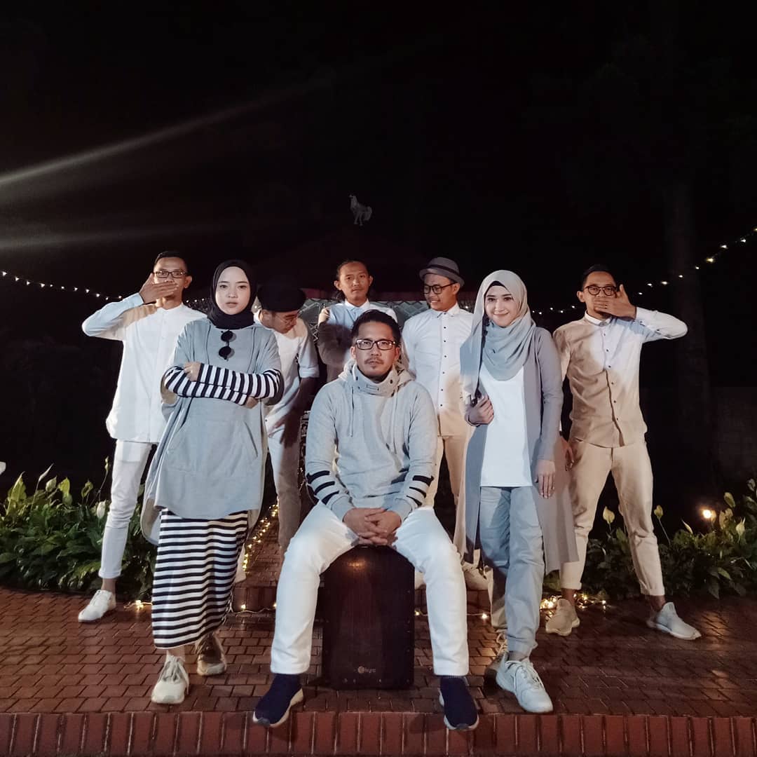 10 Potret memesona Elis Solihah, gitaris Sabyan Gambus