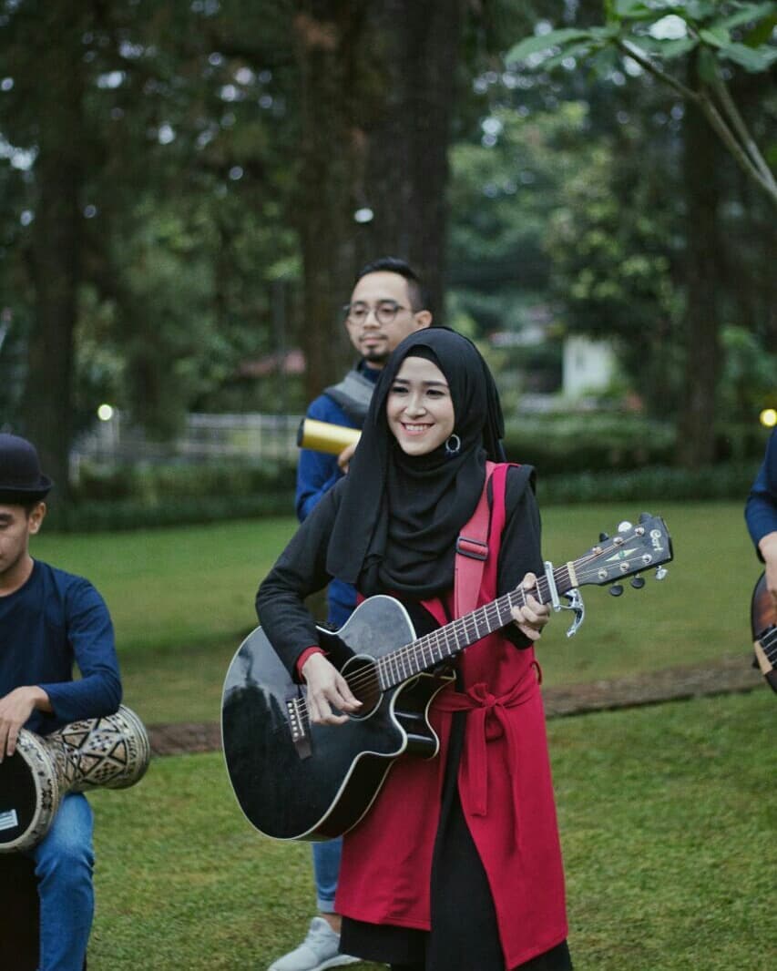 10 Potret memesona Elis Solihah, gitaris Sabyan Gambus