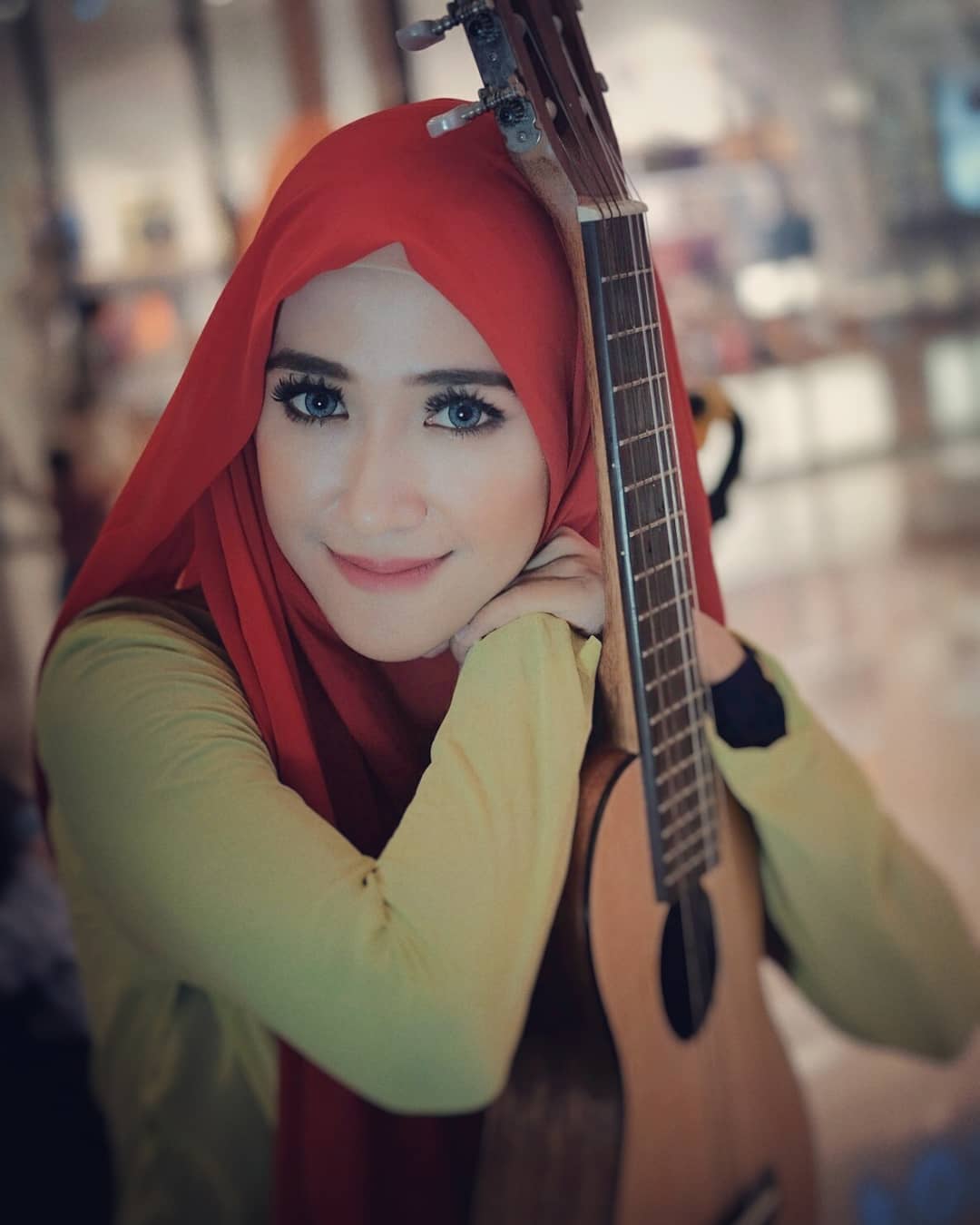 10 Potret memesona Elis Solihah, gitaris Sabyan Gambus