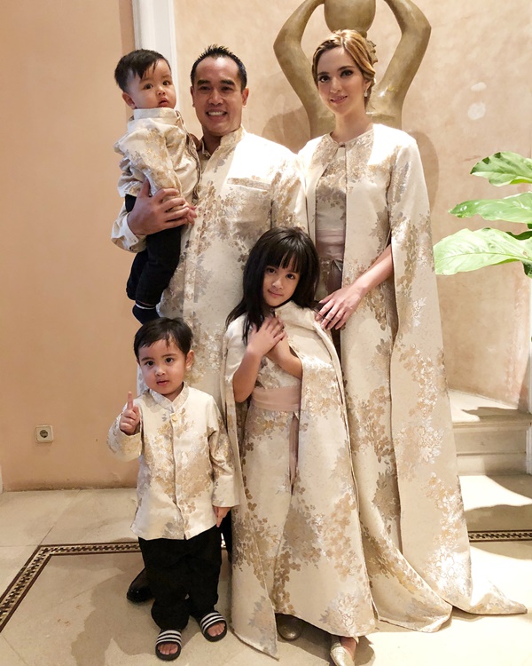 Cantiknya outfit Lebaran 5 keluarga seleb muda Indonesia, kompak