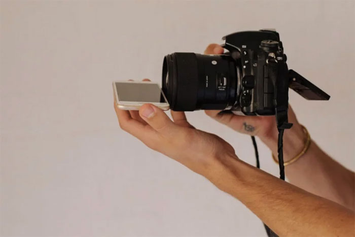 Trik fotografi simpel pakai layar ponsel untuk refleksi ini keren abis