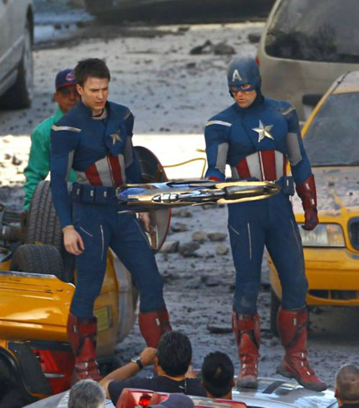 12 Foto Avengers bareng pemeran penggantinya ini bakal bikin bingung