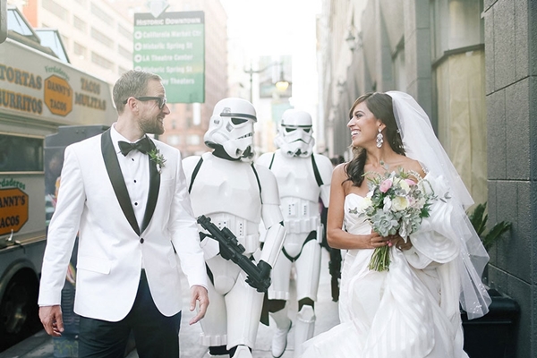 Sumber gambar : https://www.bustle.com/articles/63291-if-youre-going-to-have-a-star-wars-themed-wedding-this-is-how-you-do-it