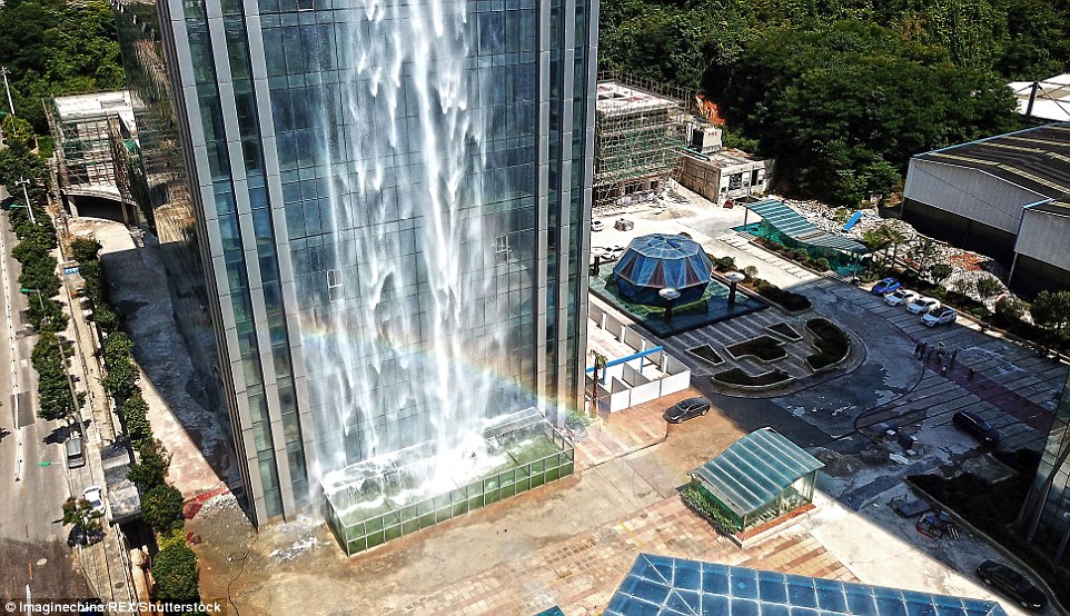 Wow, gedung pencakar langit ini punya air terjun setinggi 108 meter!