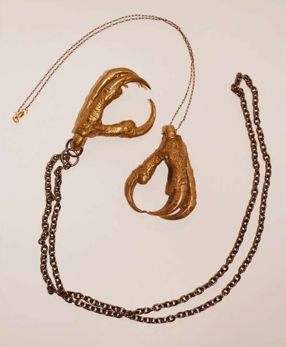 Kalung berliontin cakar