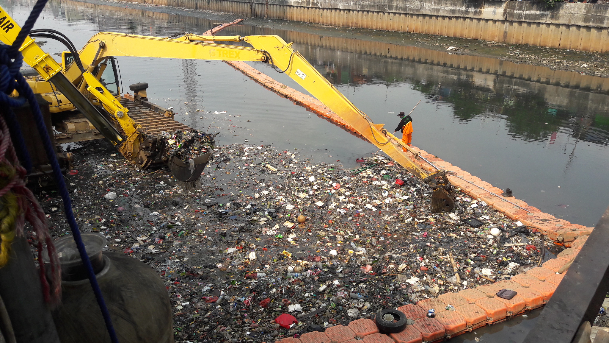 Kondisi Kanal Banjir Barat yang penuh dengan sampah, Minggu (15/7/2018)