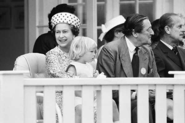 Begini 9 momen kedekatan Ratu Elizabeth II bersama cucu-cucunya