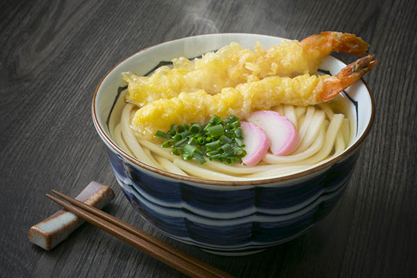 mie udon dengan topping tempura
