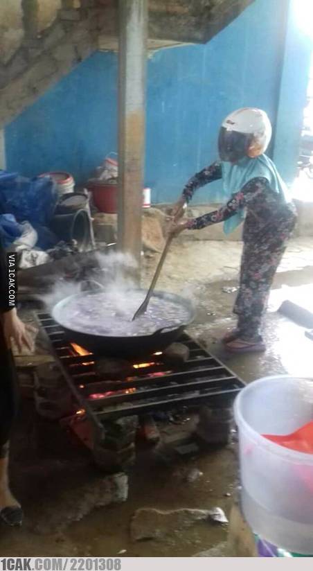 7 Tingkah emak saat masak ini bikin ngakak tapi takut dosa