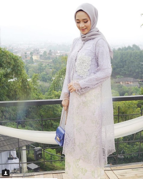 10 Pesona OOTD dari Dewi Fitri istri Melky Bajay, fashionable abis