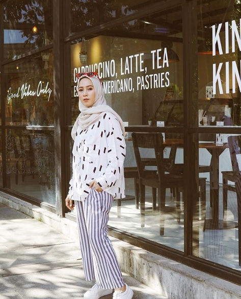 10 Pesona OOTD dari Dewi Fitri istri Melky Bajay, fashionable abis