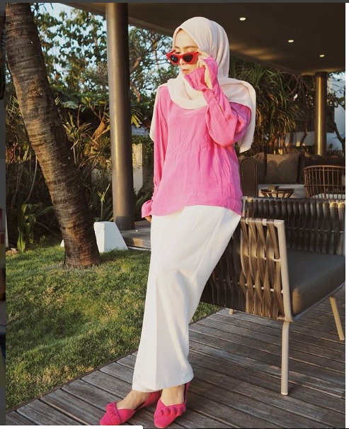 10 Pesona OOTD dari Dewi Fitri istri Melky Bajay, fashionable abis