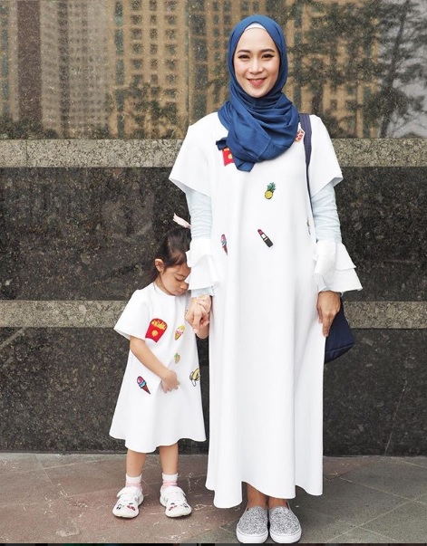 10 Pesona OOTD dari Dewi Fitri istri Melky Bajay, fashionable abis