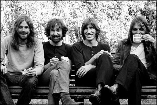 Pink Floyd bersama David Gilmour (kanan)