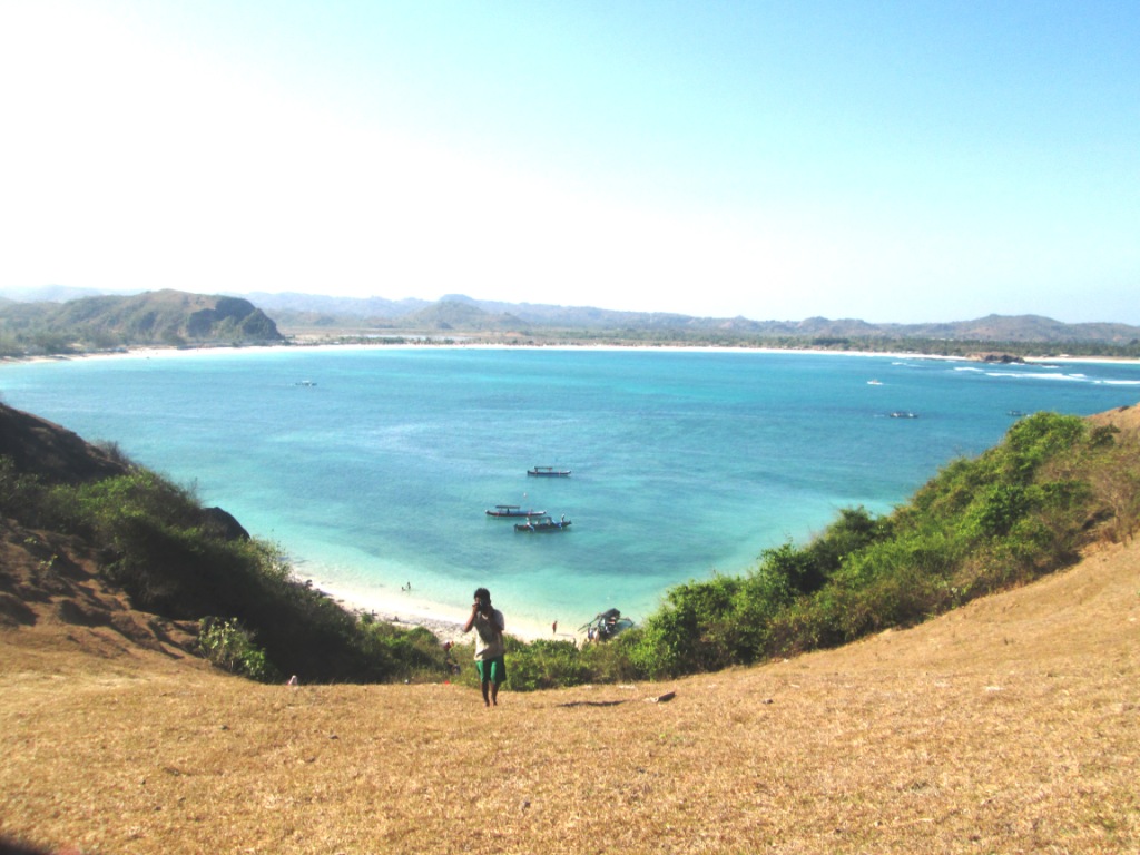 Biru Laut dan Coklatnya Bukit Merese